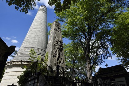 France, Paris (75), cimetière du Père-Lachaise, tombe de Félix de Beaujour, diplomate, homme politique et historien, colonne de 21 mètres de haut