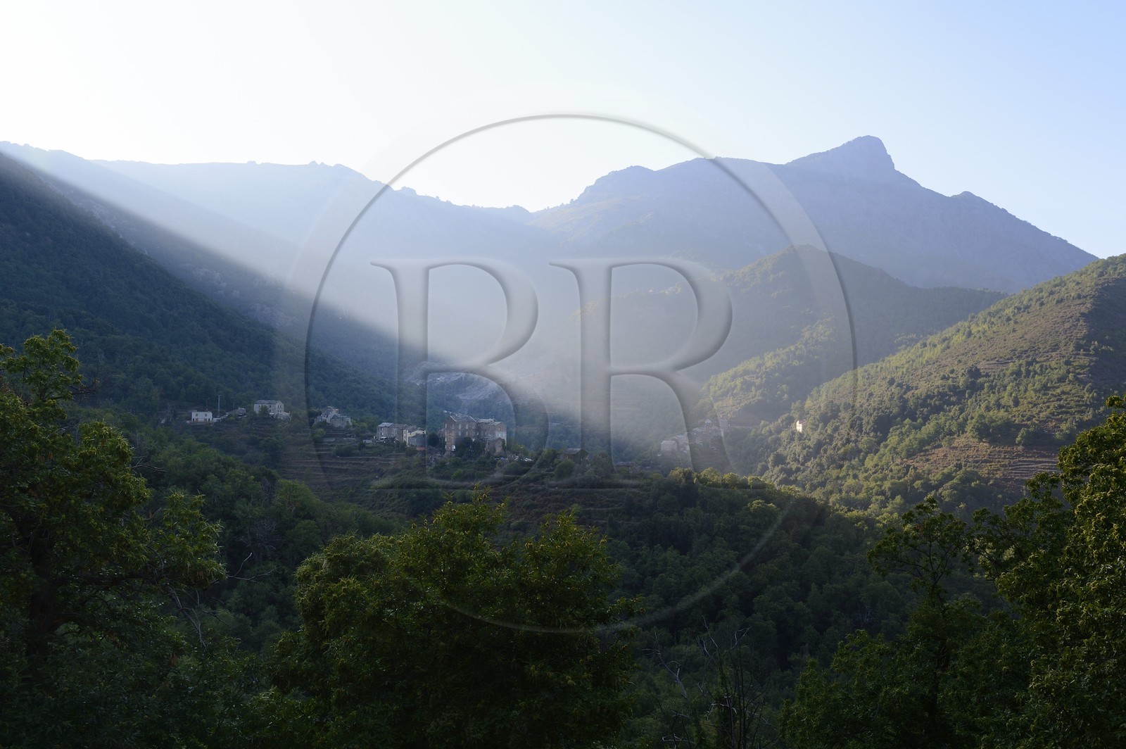 France, Haute-Corse (2B), Castagniccia, le village de Piedipartino et de Pie d'Orezza en second plan au pied du mont San Petrone