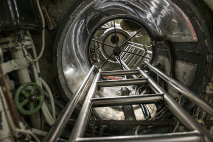 France, Loire-Atlantique (44), Saint-Nazaire, le sous-marin Espadon (S637), premier sous-marin de la Marine nationale française à plonger sous la banquise en 1964, abrité dans le bunker de l'Ecluse Fortifiée de l'ancienne base sous-marine allemande construite lors de la dernière guerre mondiale, échelle de montée au kiosque