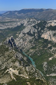 Var (83) rive gauche et Alpes-de-Haute-Provence (04) rive droite, Parc Naturel Régional du Verdon, les Gorges du Verdon et le col d'Illoire en premier plan (vue aérienne)