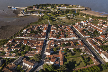 France, Charente-Maritime (17), Ile d'Aix, le village aussi appelé le bourg et le Fort de la Rade en arrière plan (vue aérienne)