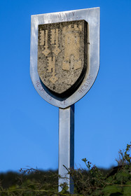 France, Côte-d'Or (21), les climats de Bourgogne classés Patrimoine Mondial de l'UNESCO, Côte de Beaune, Volnay, parcelle de Taille-Pieds appartenant aux Hospices de Beaune, bornes de délimitation en forme d’écu aux armes de Nicolas Rolin et Guigone de Salins : trois clés et une tour