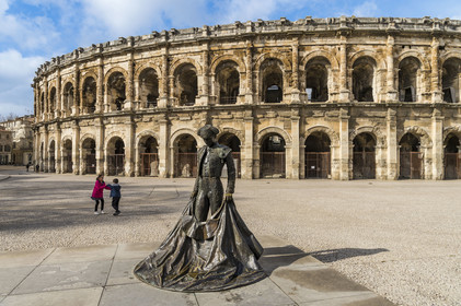 France, Gard (30), Nîmes, place des arènes, statue du torero Nimeno II par Serena Carone de 1994 devant les Arènes