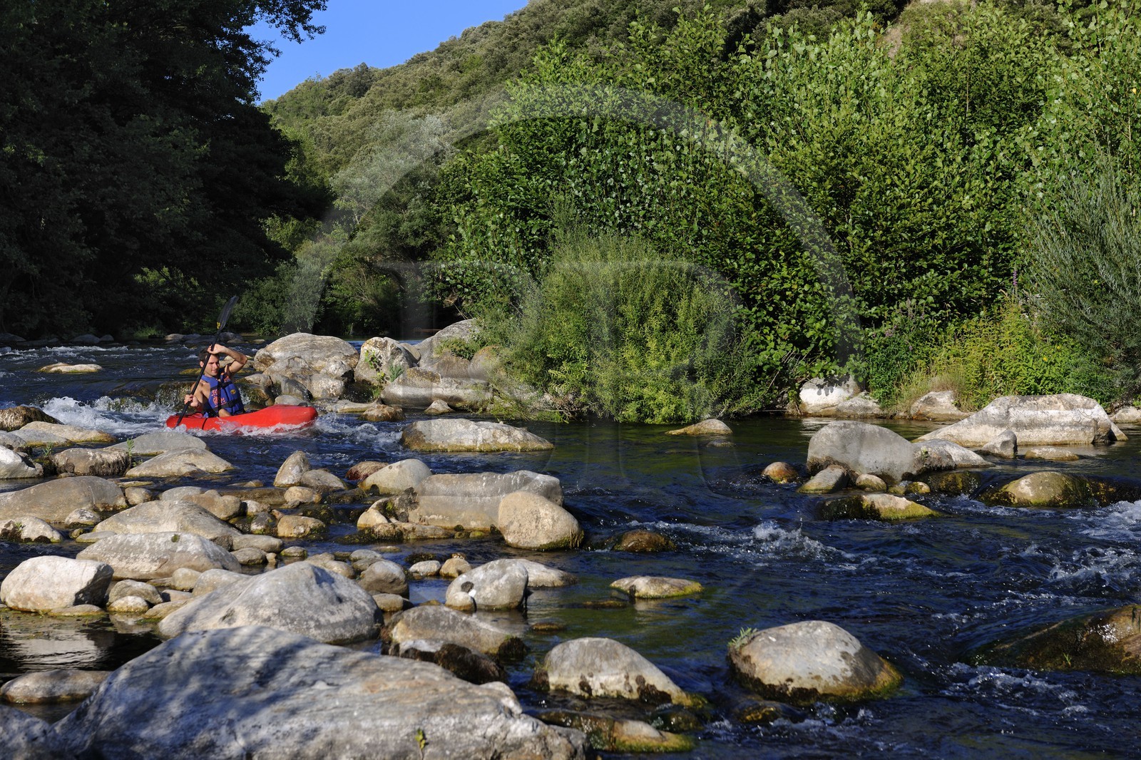 France, Hérault (34), vallée de l' Orb, descente en canoë-kayak de la rivière Orb au moulin de Travassac à Mons la Trivalle, Sylvain Cathala de Ateliers Rivière Randonnées