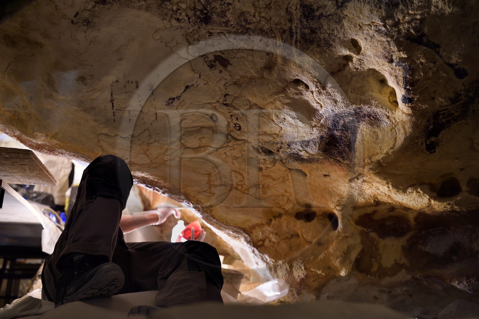 France, Dordogne (24), Montignac, chantier du futur Centre International de l'Art pariétal de Montignac-Lascaux (Lascaux 4), travaux de finitions dans le passage de la grotte reconstituée par l’Atelier des Fac-Similés du Périgord (AFSP)