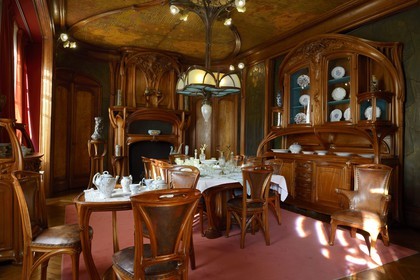 France, Meurthe-et-Moselle (54), Nancy, musée de l'Ecole de Nancy, salle à manger Masson de style Art Nouveau (1903-1906), mobilier et menuiseries par Eugène Vallin, panneaux de cuir et plafond de Victor Prouvé