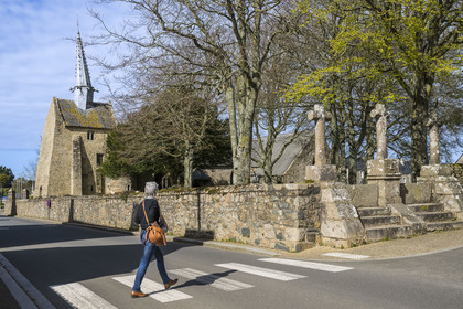 France, Côtes-d'Armor (22), Plougrescant, chapelle de Saint-Gonéry avec son clocher penché