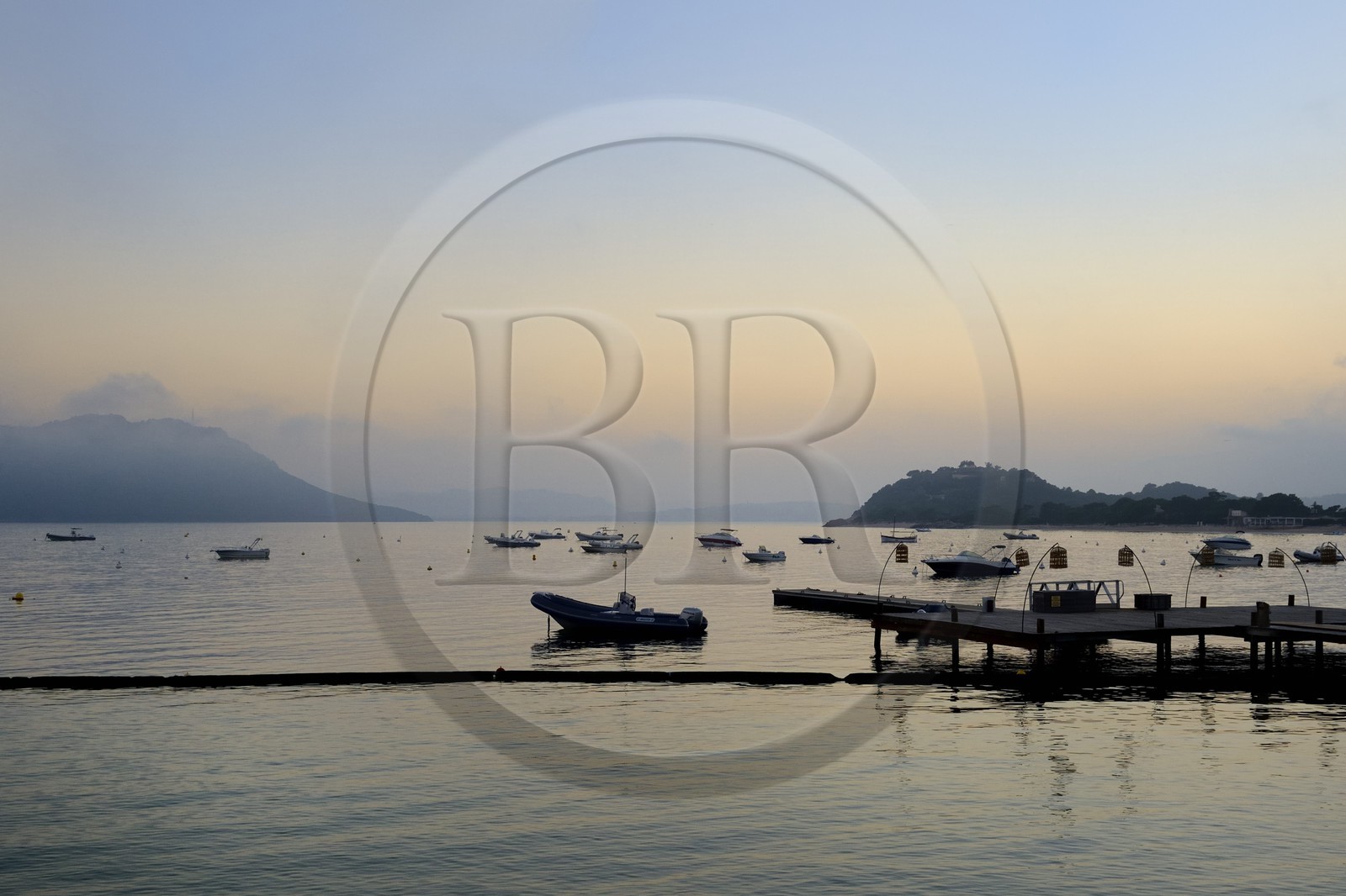 France, Corse-du-Sud (2A), Golfe de Porto Vecchio, la jetée du Grand Hotel Cala Rossa