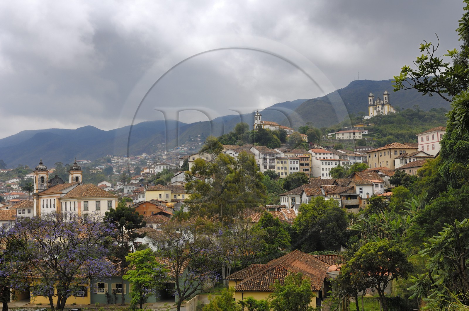 Brésil, Etat du Minas Gerais, ville de Ouro Preto, centre historique classé Patrimoine Mondial de l 'UNESCO, église Matriz Nossa Senhora do Pilar au premier plan (Route de l'or, Estrada Real)