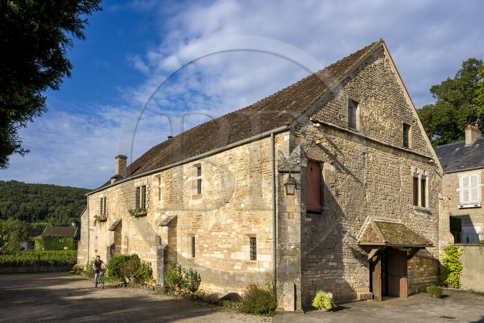 France, Côte-d'Or (21), Paysage culturel des climats de Bourgogne classés Patrimoine Mondial de l'UNESCO, Route des Grands Crus, vignoble de la Côte de Nuits, Gevrey-Chambertin, Domaine Dugat, la cave dans l'ancien Cellier des Dimes des évêques de Langres