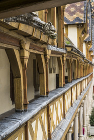 France, Côte-d'Or (21), Beaune, zone classée Patrimoine Mondial de l'UNESCO, Hospices de Beaune, l'Hôtel-Dieu, toiture en tuiles vernissées multicolores protegeant la longue galerie à arcades dans la cour d'honneur