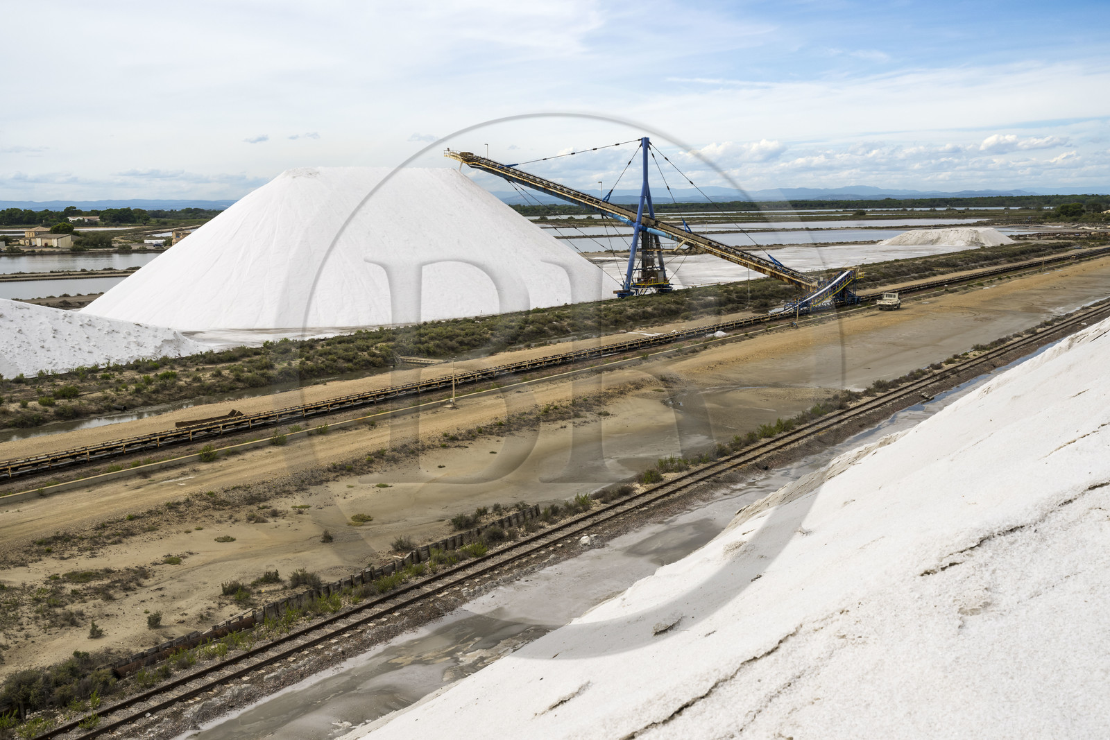 France, Gard (30), Aigues-Mortes, le salin d'Aigues-Mortes (Salins du Midi), montagne de sel stocké