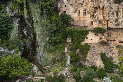 France, Var (83), Villecroze, cascade et grottes troglodytiques du parc de Villecroze (vue aérienne)