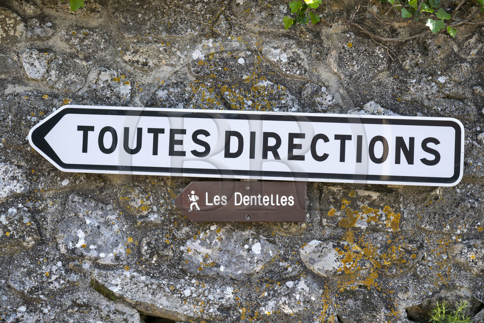France, Vaucluse (84), Dentelles de Montmirail, Gigondas, panneau indicateur Toutes Directions