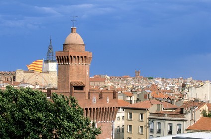 France, Pyrénées-Orientales (66), Perpignan, le Castillet orné du drapeau Catalan et la cathédrale Saint-Jean