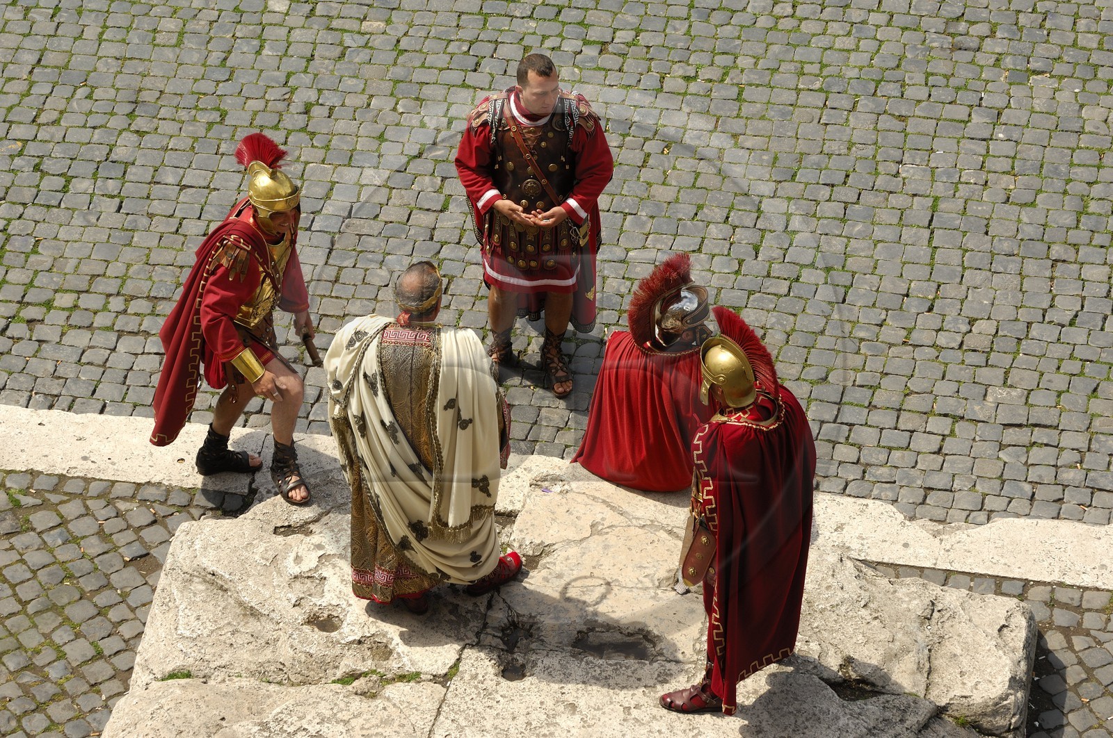 Italie, Latium, Rome, centre historique classé Patrimoine Mondial de l'UNESCO, le forum Romain, figurants habillés en soldats romains pour faire la pose avec les touristes
