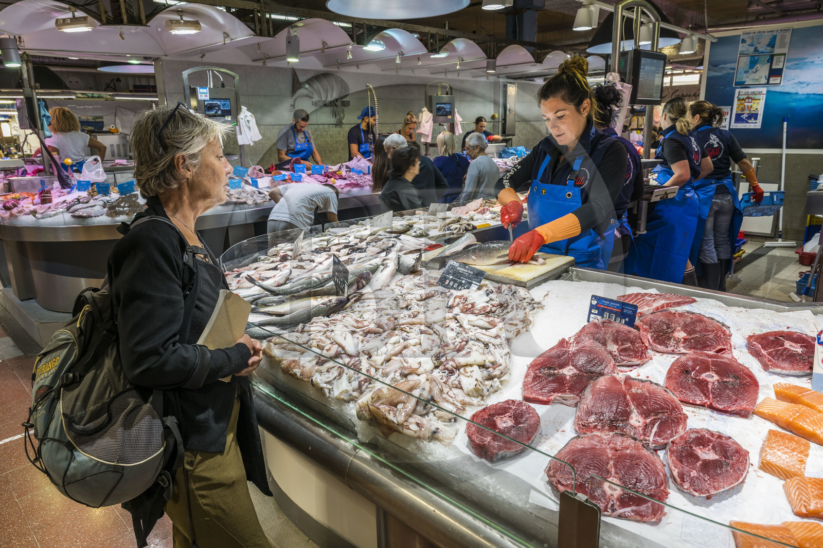 France, Hérault (34), Sète, Les Halles, marché couvert, Carla prépare le poisson à l'étal du poissonnier Chez Cyril