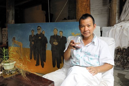Vietnam, Hanoï, artiste peintre contemporain Le Hong Thai dans sa maison et atelier
