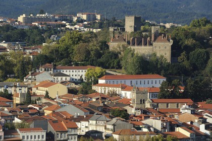 Portugal, région du Minho, Guimaraes, ville classée Patrimoine Mondial de l' UNESCO, la vieille ville dominée par le Chateau