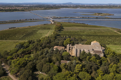 France, Hérault (34), Villeneuve-lès-Maguelone (Palavas-Les-Flots), cathédrale Saint-Pierre-et-Saint-Paul de Maguelone des XIIème et XIIIème siècles sur son île en bordure du canal du Rhône à Sète (vue aérienne)