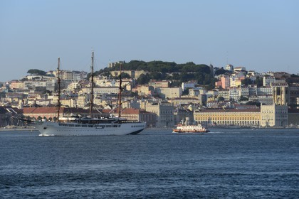 Portugal, Lisbonne, le luxueux voilier de croisière Sea Cloud II et un ferry sur le fleuve Tage (Rio Tejo) et le centre historique en arrière-plan