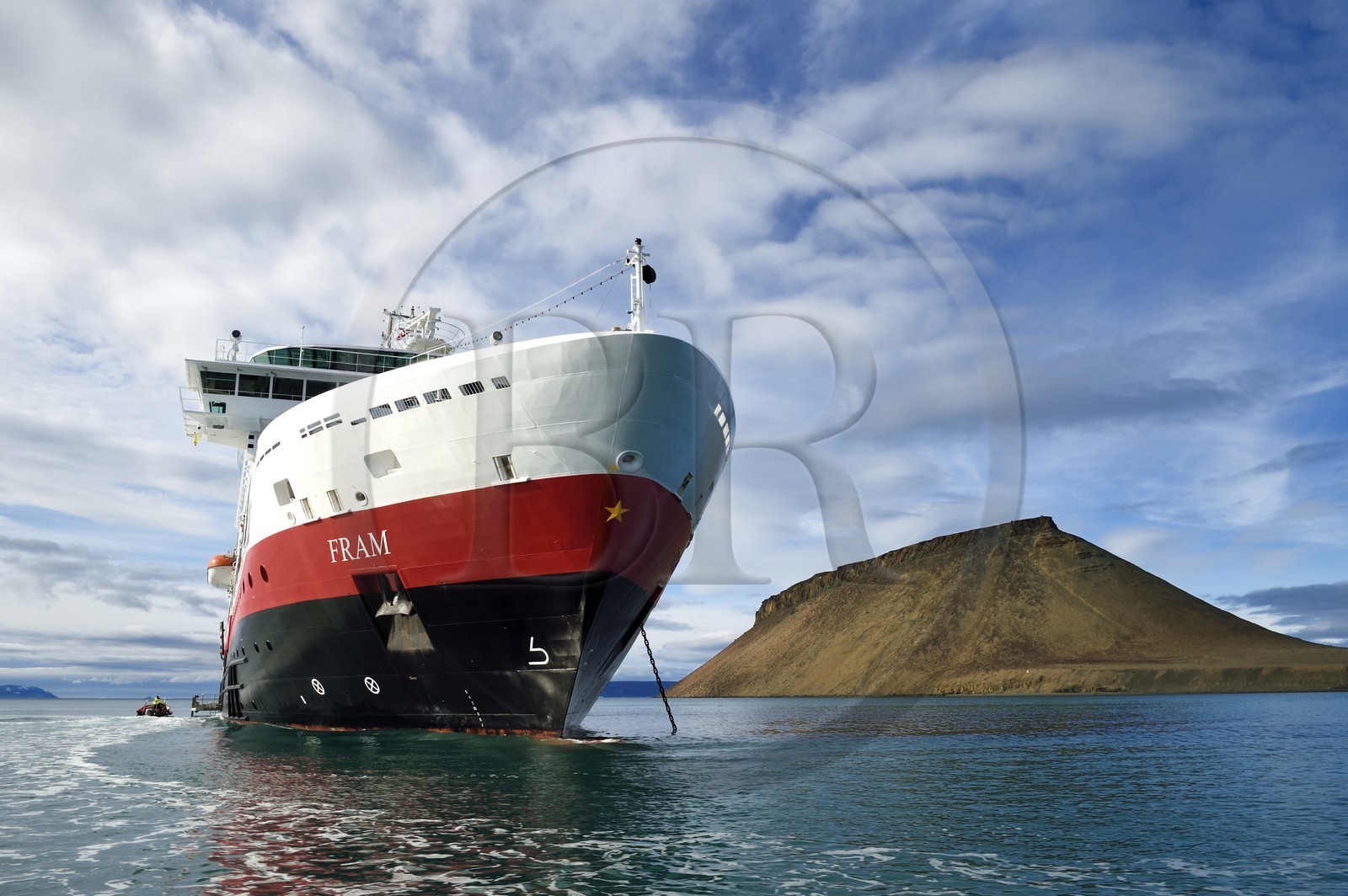 Groenland, cote ouest, Baie de North Star, Wolstenholme fjord, la montagne tabulaire de Dundas (Thulé) et le bateau de croisière MS Fram de la compagnie Hurtigruten