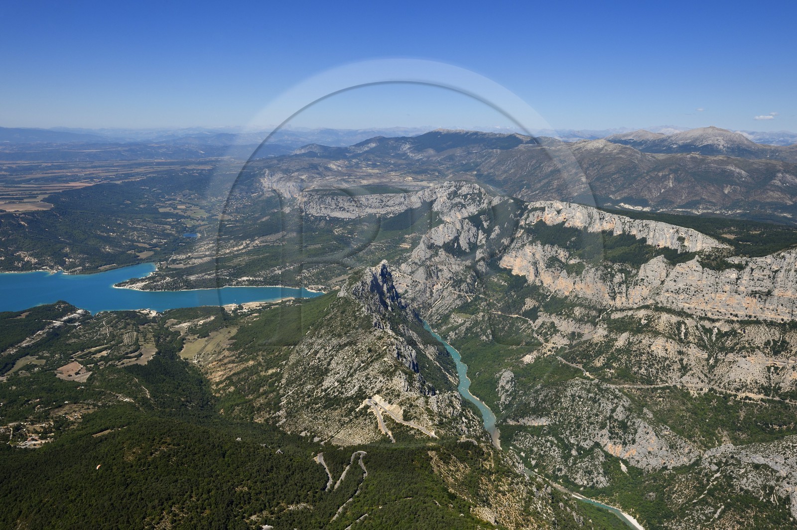 Var (83) rive gauche et Alpes-de-Haute-Provence (04) rive droite, Parc Naturel Régional du Verdon, les Gorges du Verdon qui débouchent sur le lac de Sainte Croix, la chaîne des Alpes en arrière plan (vue aérienne)