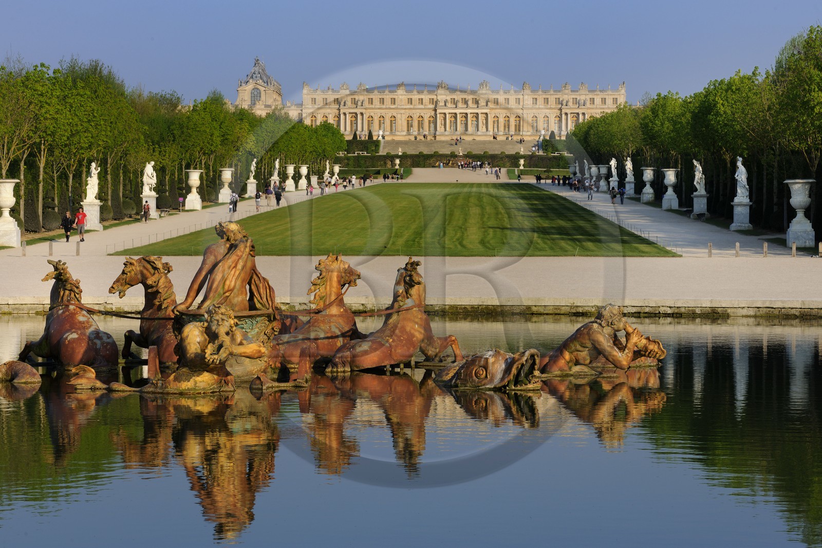 France, Yvelines (78), parc du château de Versailles, classé Patrimoine Mondial de l'UNESCO, le bassin d'Apollon par Tuby avec le char d'Apollon et l'axe du Soleil vers le château