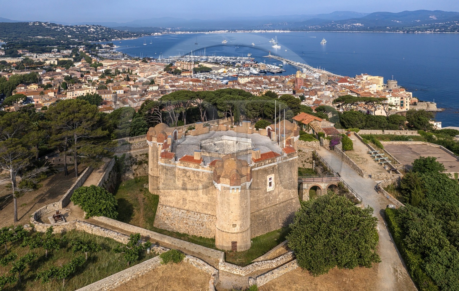 France, Var (83), Saint-Tropez, la citadelle du XVIe siècle qui héberge le musée d'histoire maritime, la ville est en arrière plan (vue aérienne)