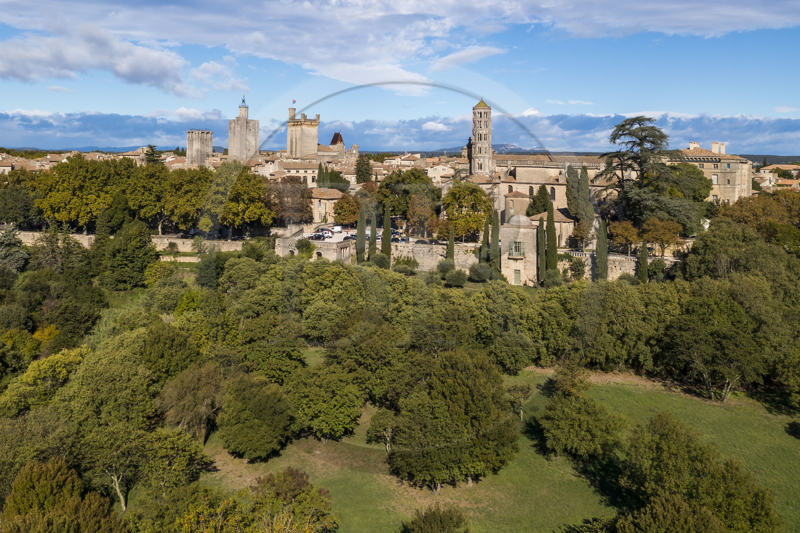 France, Gard (30), Uzès, la Tour du Roi, la Tour de l'Evêché, le chateau Ducal dit Le Duché avec la Tour Bermonde et la cathédrale Saint-Théodorit avec la tour Fenestrelle à droite (vue aérienne)