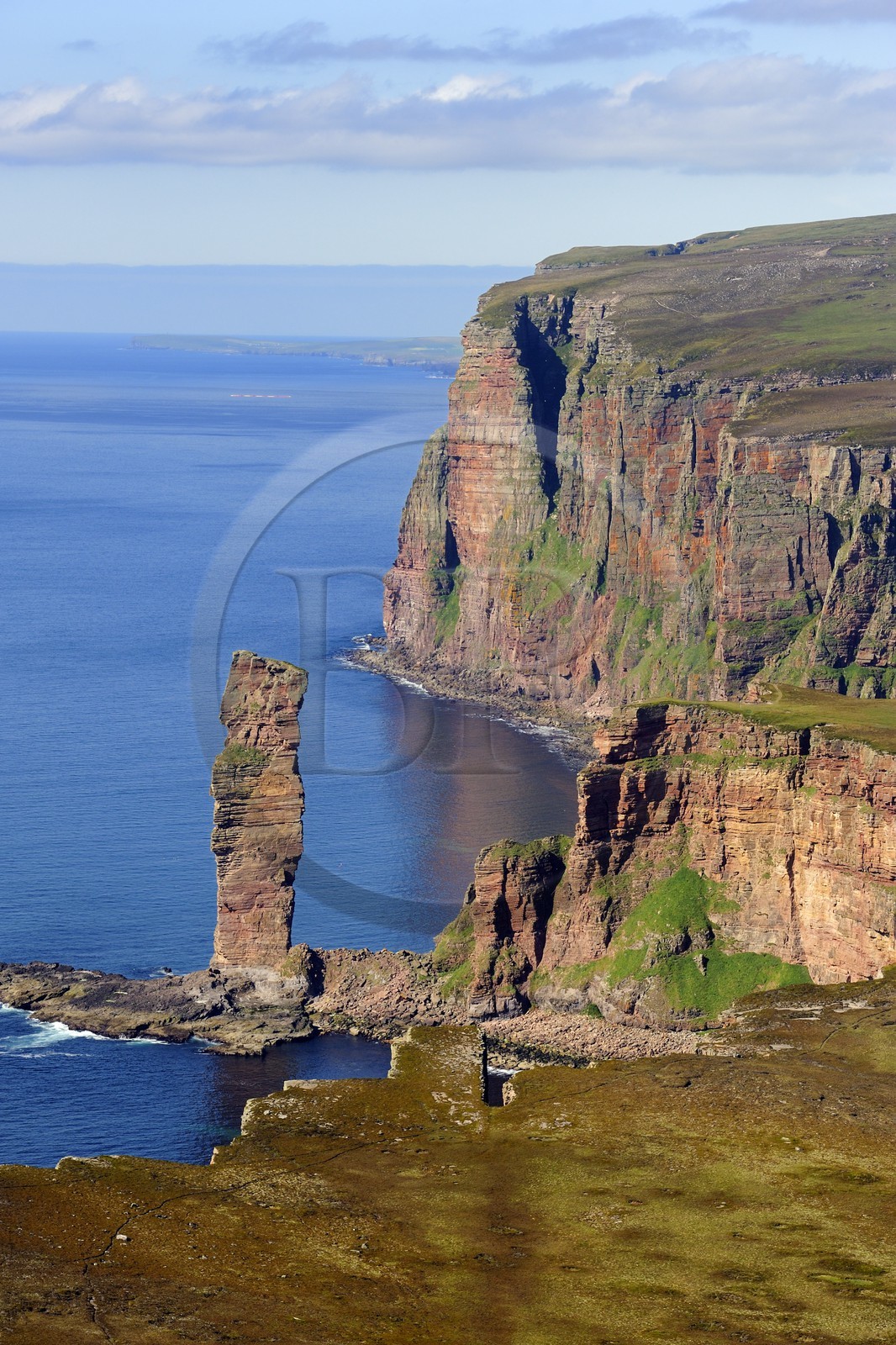Royaume-Uni, Ecosse, Iles Orcades, Ile de Hoy, l'emblème distinctif Old Man of Hoy est un rocher se détachant en mer haut de 137 m (vue aérienne)