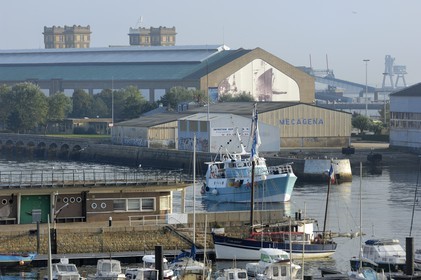 France, Manche (50), Cherbourg, l'avant port et la Cité de la Mer