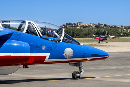 France, Bouches-du-Rhône (13), Salon-de-Provence, base aerienne 701, base de la Patrouille de France (PAF pour Patrouille acrobatique de France) de l'Armée de l'air et de l'espace française, le pilote salue son mécanicien avant chaque vol à bord de l'avion Alphajet