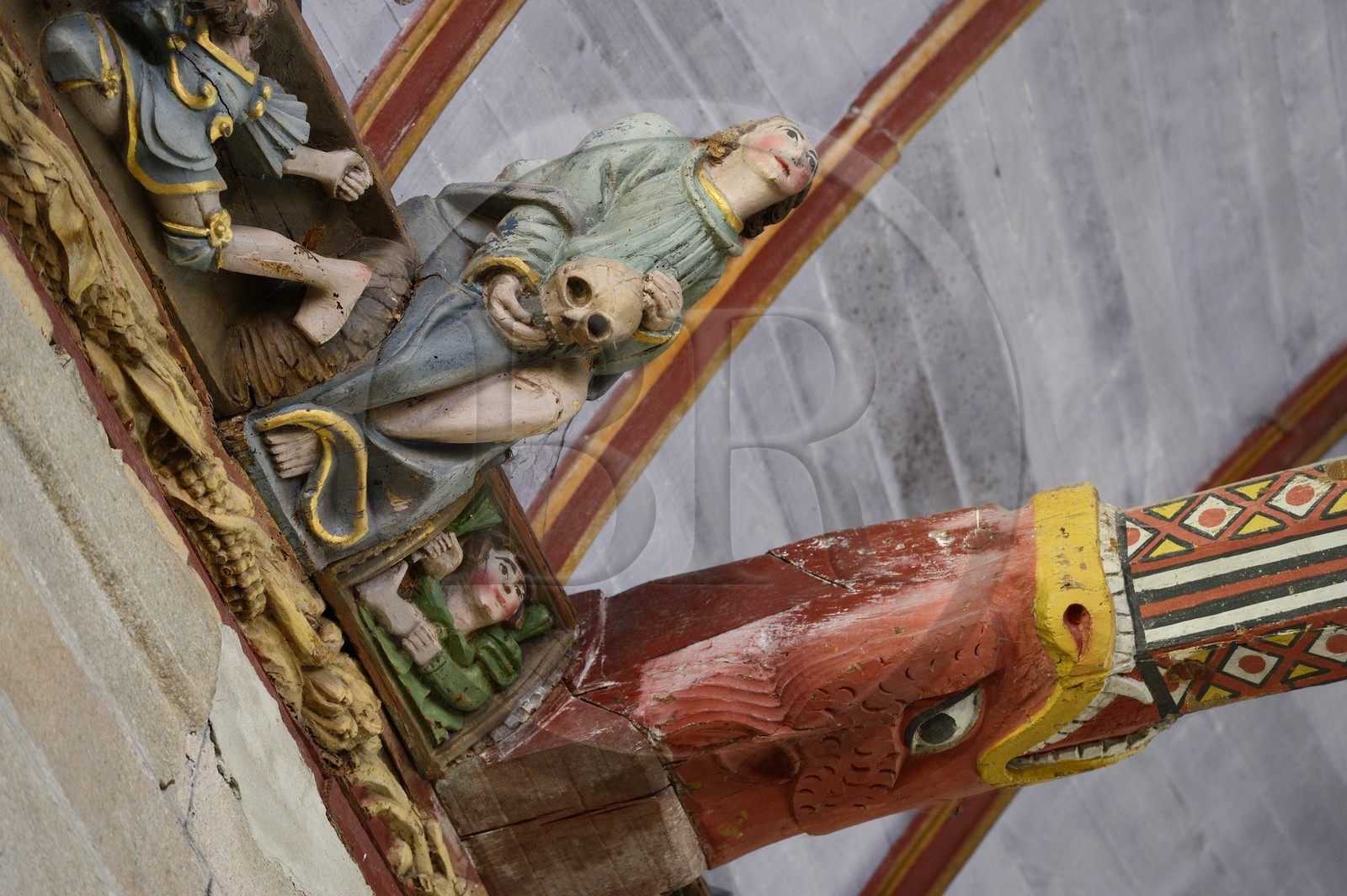 France, Finistère (29), église de Pleyben, sculptures peintes en bois sur la sablière décorant la voûte (16ème siècle)