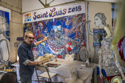 France, Hérault (34), Sète, ateliers d'artistes dans les anciens chais Saint-Raphaël reconvertis en friche artistique, l'artiste peintre Jean-Jacques François dans son atelier
