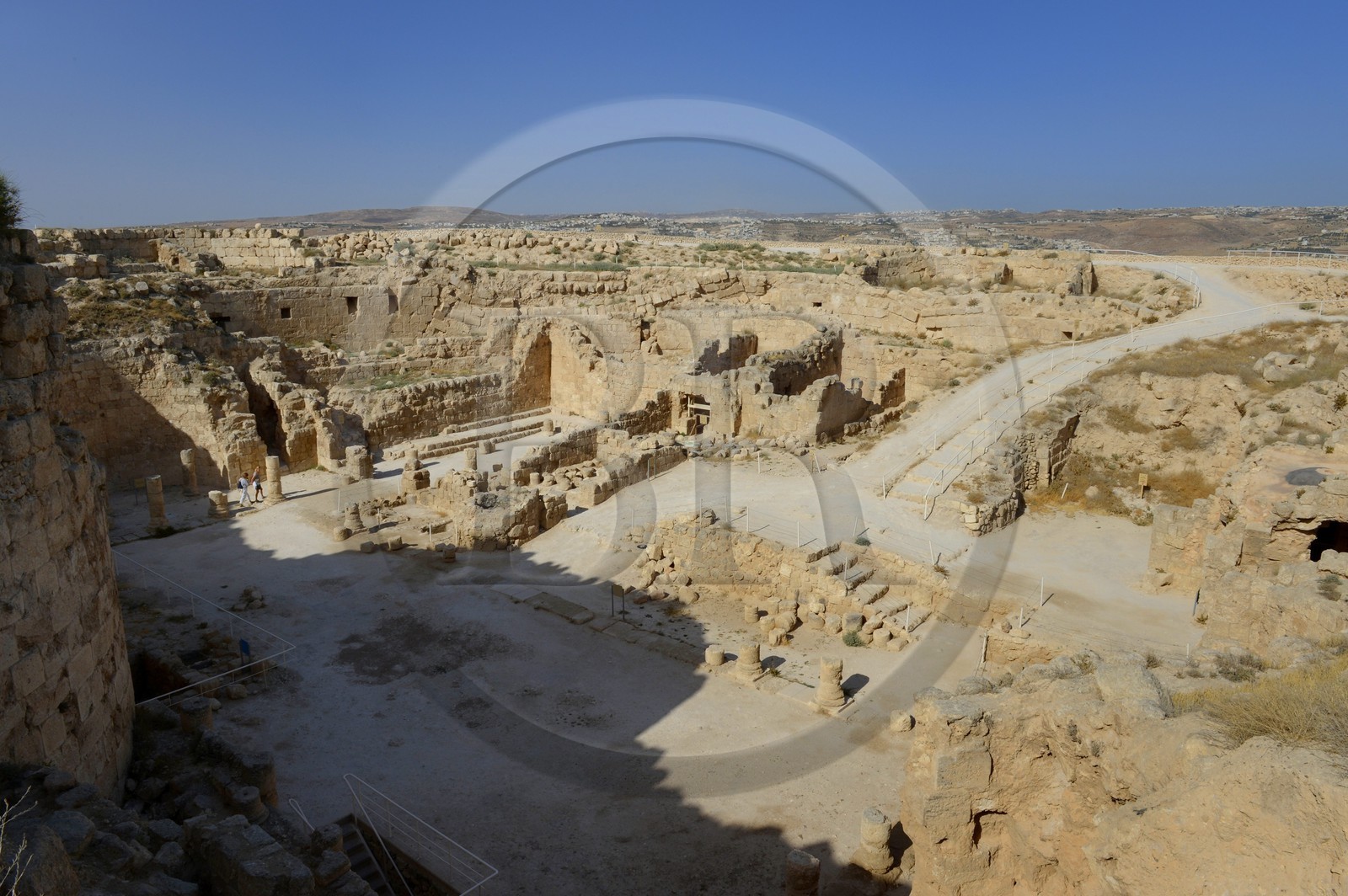 Israel, Cisjordanie, l'Hérodion, colline artificiellement exhaussée qui abrite les ruines d'un palais fortifié construit par le roi Hérode Ier le Grand (site classé Parc National), l'intérieur du cratère