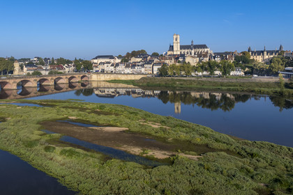 France, Nièvre (58), Nevers, les iles sur la Loire en amont du Pont de la Loire, le quai de Mantoue et la cathédrale Saint-Cyr-et-Sainte-Julitte en arrière plan (vue aérienne)