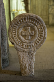 France, Aveyron (12), Causses et les Cévennes, paysage culturel de l'agro-pastoralisme méditerranéen, classés Patrimoine Mondial de l'UNESCO, La Couvertoirade, labellisé Les Plus Beaux Villages de France, village fortifié sur le plateau du Larzac, l'église Saint-Christol, pierre tombale discoïdale, croix stèle médiévale découvertes sur le Larzac