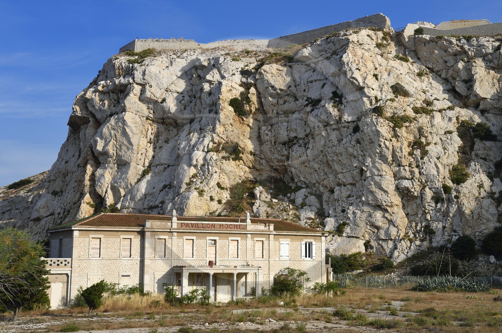 France, Bouches-du-Rhône (13), Marseille, Parc National des Calanques, Archipel des Iles du Frioul, Ile Ratonneau, le pavillon Hoche dernière trace de l'hopital militaire aujourd'hui disparu surplombé par le Fort Ratonneau