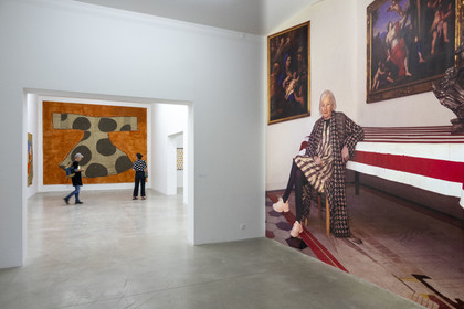 France, Côte-d'Or (21), Dijon, le Consortium Museum, centre d'art contemporain ouvert en 2011 conçu par les architectes Shigeru Ban et Jean de Gastines, Portrait d'Isabella Ducrot dans son appartement (2024) par la photographe Laura Sciacovelli