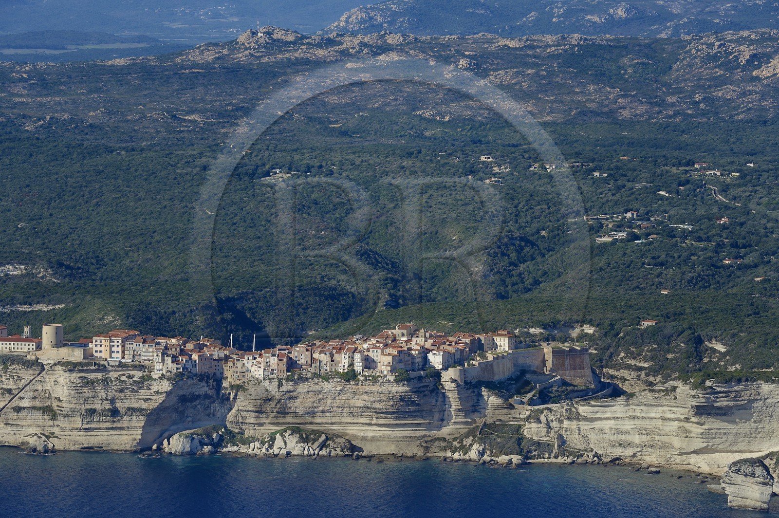 France, Corse-du-Sud (2A), Bonifacio, les falaises calcaires, la citadelle et la vieille ville (vue aérienne)