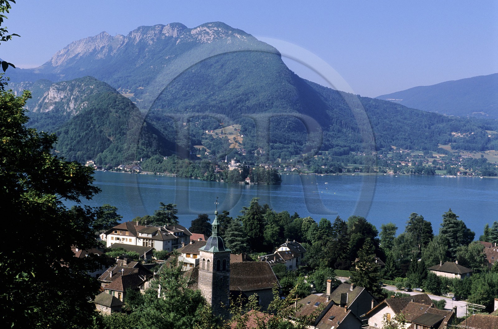 France, Haute-Savoie (74), village de Talloires sur les rives du Lac d'Annecy