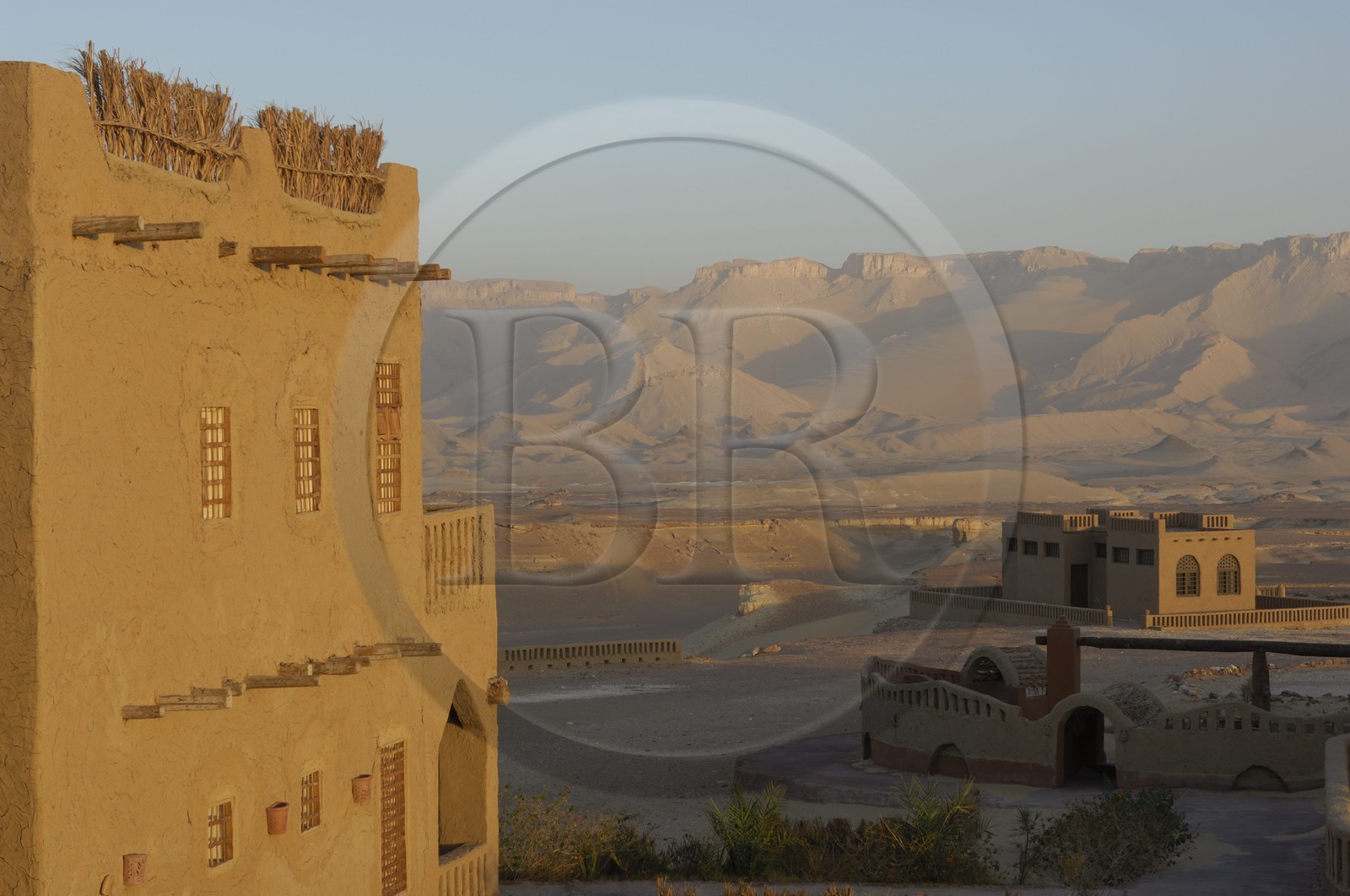 Egypte, Haute Egypte, désert libyque, oasis de Dakhla, village de Al-Qasr, l'hotel Desert Lodge construit selon des méthodes traditionnelles