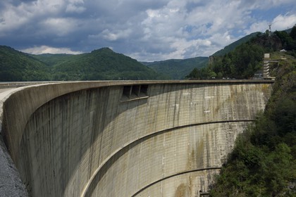 Roumanie, Valachie, Muntenie, Comté de Arges, barrage du lac Vidraru dans les Carpates du Sud le long de la Route Transfagarasan