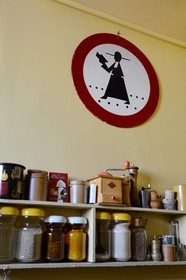 Paris (75), Cité Véron au 94 Bd de Clichy, appartement de Boris Vian, panneau de passage de curé dans la cuisine