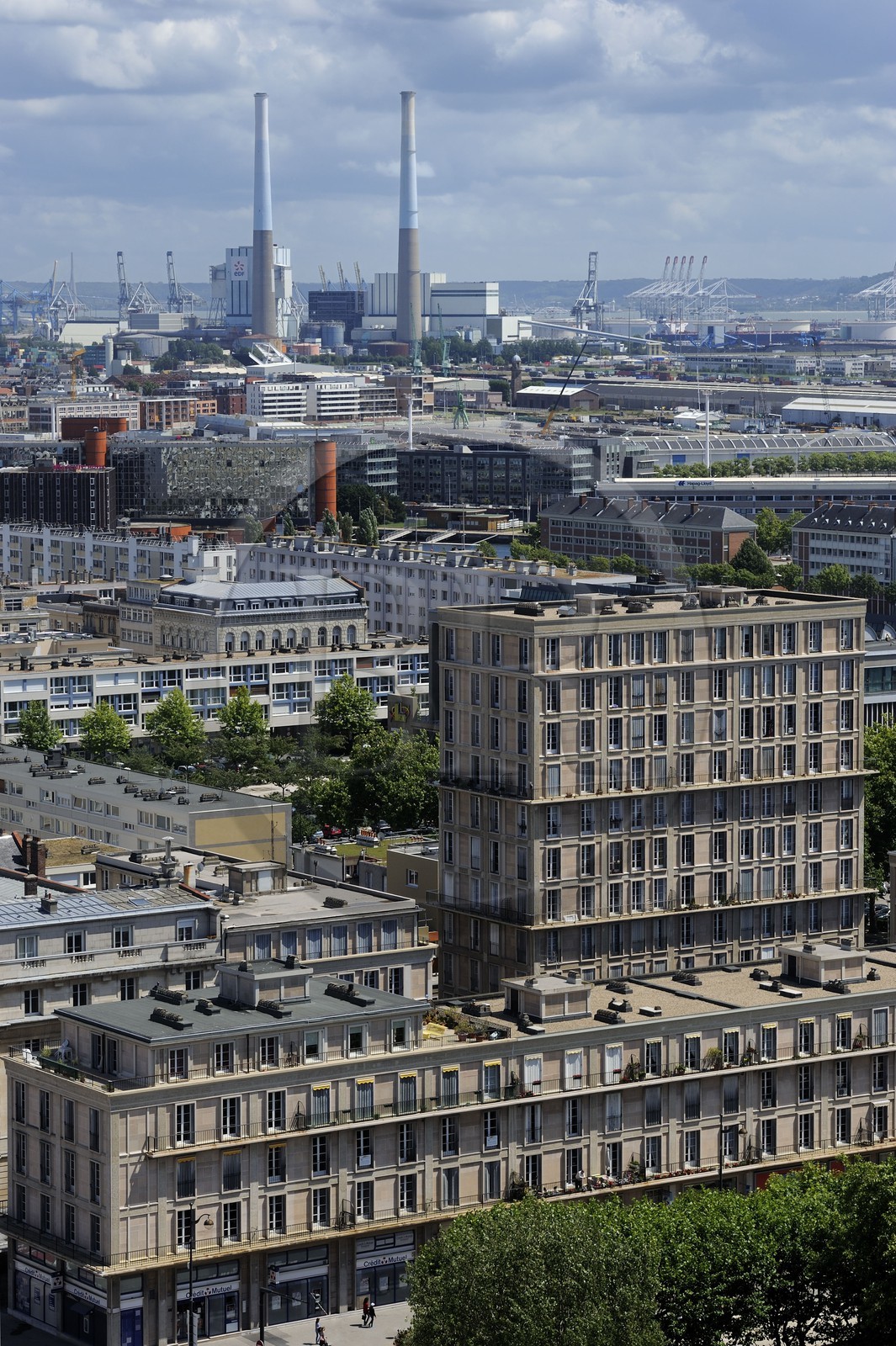 France, Seine-Maritime (76), Le Havre, Centre-ville reconstruit du Havre par Auguste Perret classé Patrimoine Mondial de l'UNESCO, immeubles Perret et le port en arrière plan