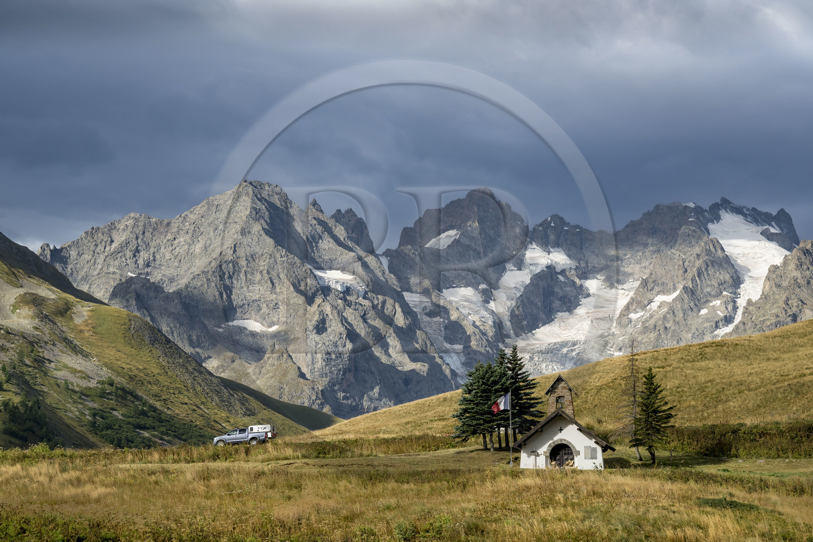 France, Hautes Alpes (05), Parc National des Ecrins, Le Monêtier les Bains, col du Lautaret (2057m), chapelle des Fusillés, massif de la Meije en arrière plan