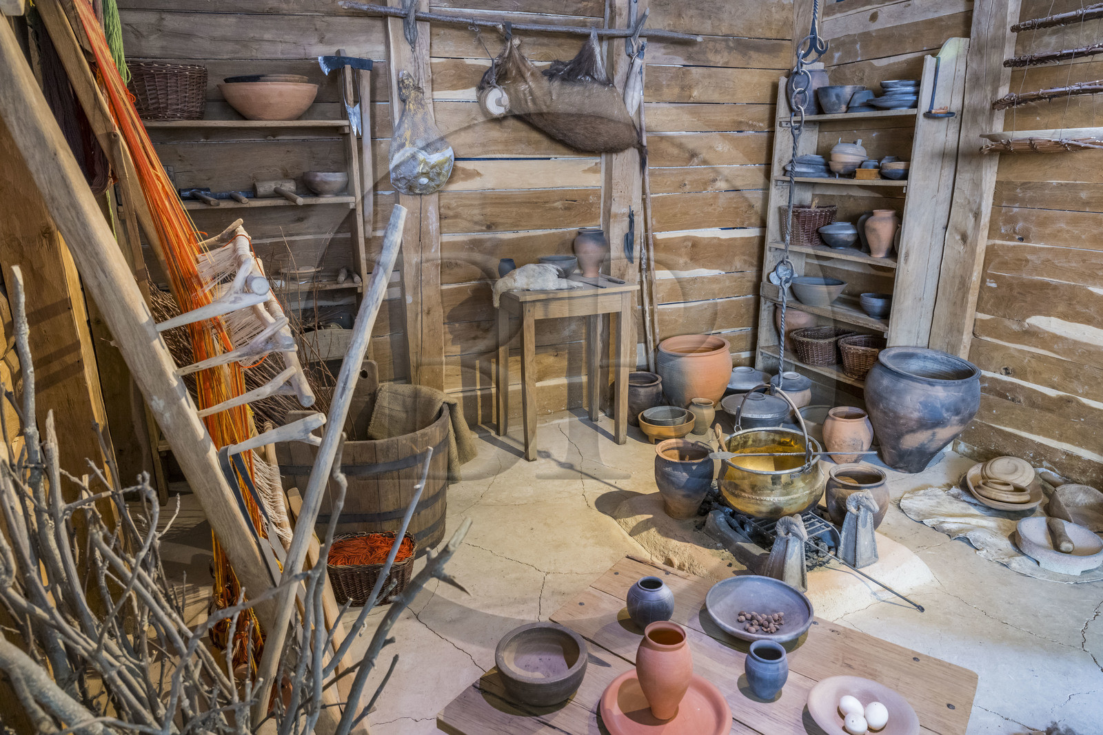 France, Saône-et-Loire (71), parc naturel régional du Morvan, Saint-Léger-sous-Beuvray, oppidum de Bibracte, capitale du peuple celte des Éduens, le musée de la civilisation celtique sur le mont Beuvray, évocation d'un intérieur d'habitation d'après les données de fouille de Bibracte