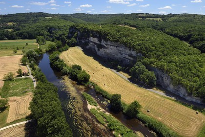 France, Dordogne (24), Périgord Noir, vallée de la Vézère, site préhistorique et grotte ornée classés Patrimoine Mondial de l'UNESCO, Peyzac-le-Moustier, falaise de La Roque-Saint-Christophe, site troglotytique datant de la Préhistoire (vue aérienne)
