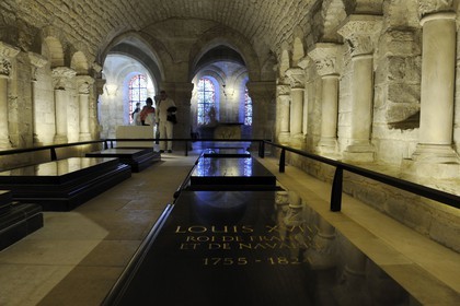France, Seine-Saint-Denis (93), Saint-Denis, la basilique de Saint-Denis, la crypte, le caveau des Bourbons, tombe de Louis XVIII